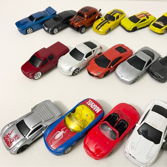 Lot of 28 Diecast Cars Maisto Toys - Picture 5 of 16